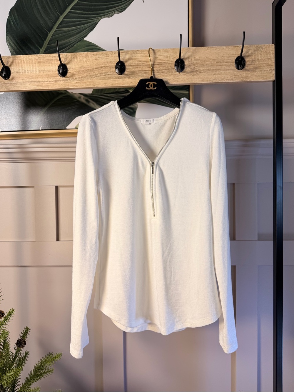 Ardene long sleeve top featuring a V-neckline with a silver front zipper M - Picture 2 of 8